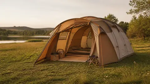 Romslig frittstående kuppeltelt for familien på en grønn campingplass